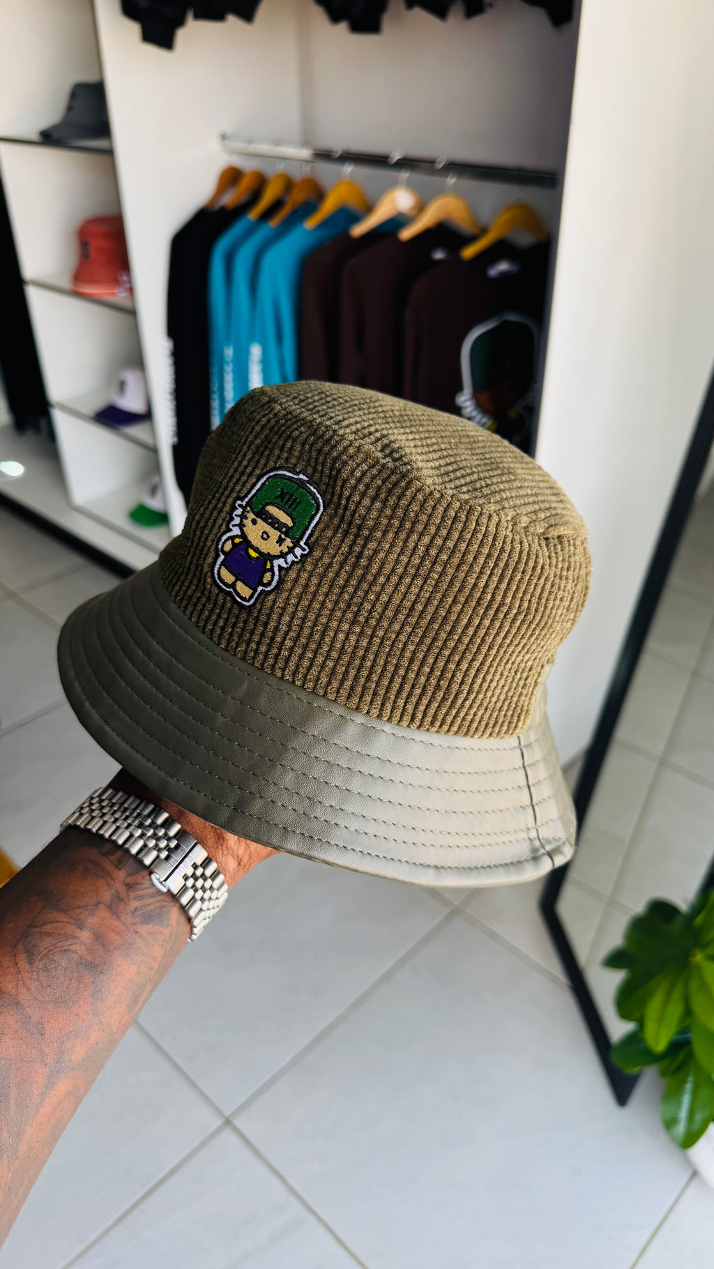 Couduroy and leather bucket hat